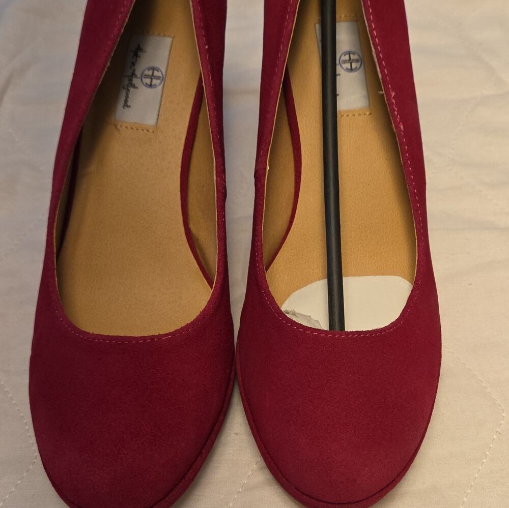 New Hot in Hollywood Women’s Hot Pink Faux Suede Round Toe Slip-On. Pumps 9M New